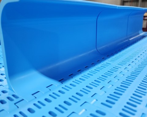 Prolink elevator with curved cleats Prolink elevator with curved cleats
