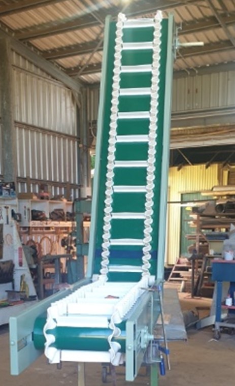 Elevator belt with side walls and cleats Elevator belt with side walls and cleats
