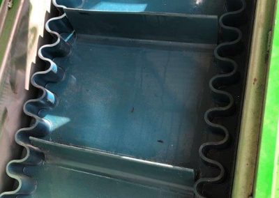 Capsicum picking trailer elevator belt with sidewalls and cleats